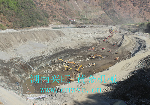 大型-振動(dòng)選金溜槽生產(chǎn)線(xiàn)-現場(chǎng)