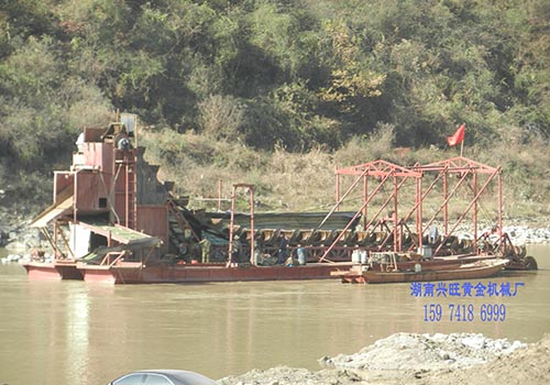 采金船 工作現場(chǎng)